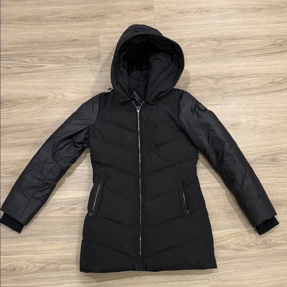 Elegant Black Hooded Puffer Jacket